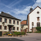 Pfarrheim und Kirche St. Katharina Ernstkirchen